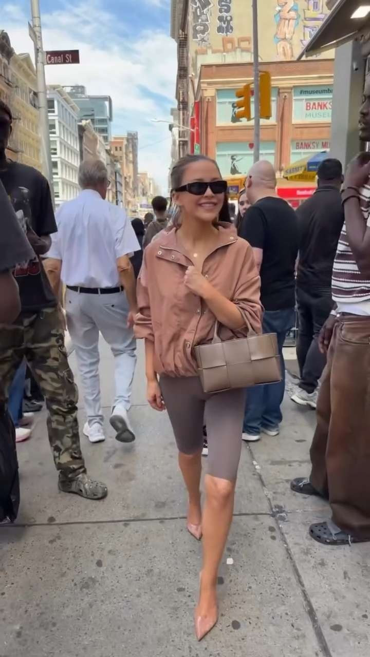 highly recommend walking to @the______bar office if you want a lil confidence boost (see the end of this video lol) 😂 and watch out @drmikechiodo !! a lot of firsts happening over here!!! today was our first full day back in the office since being #cancerfree #newbeginnings 

 #LTKootd