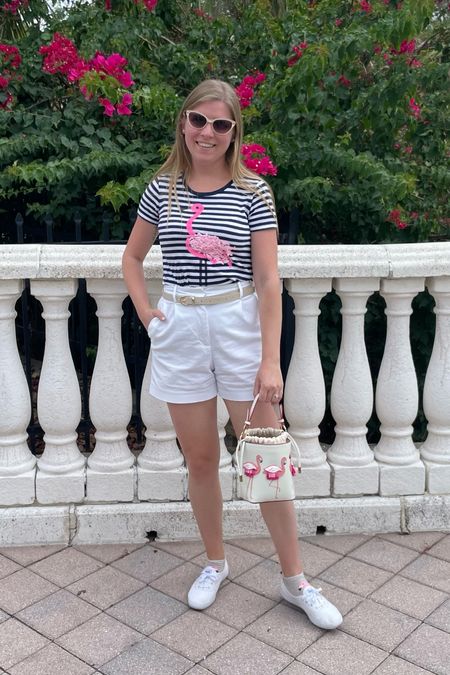 Casual summer outfit for women. How to style a graphic t-shirt. 