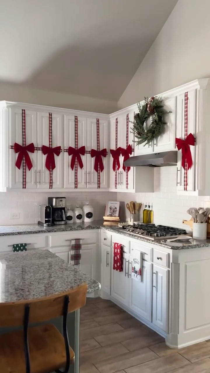 Decoremos mi cocina para Navidad parte 1 🎁🎄✨ 
Para empacar los gabinetes como regalo necesitas medir el alto y el ancho de las puertas y proceder a cortar todas las cintas. 
Luego se pegan a las puertas por la parte trasera con cinta adhesiva. 
Y para terminar, agregamos un lazo de gamuza color rojo 🎁
Contarme si te animarías a hacer esta idea de decoración navideña en tu casa ✨🎄 
Envíale este video a tu amiga que ama la Navidad 🎄 

******
DIY ribbon decorated kitchen cabinets 🎁🎄✨

#christmasinspiration #christmasideas #christmaskitchen #holidaydecorations #traditionalchristmas #bohochristmas 

🏷️ Home decor, Interior Styling, Christmas decor, Holiday decor, Latina content creator, Texas home, Texas blogger, Latina mom