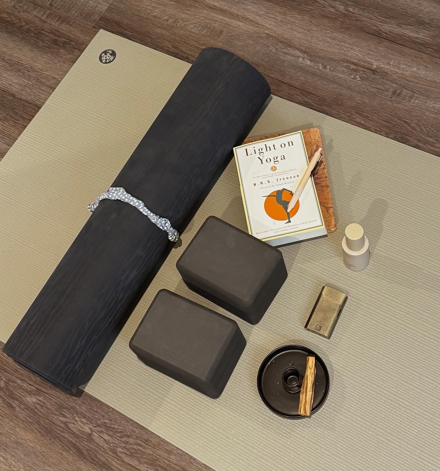 What I put in my yoga bag as an instructor for an evening gentle vinyasa class: 

- @mandukayoga eKO yoga mat 
- @mandukayoga mini travel blocks 
- @primallypure palo santo spray and palo santo stick
- @yolohayoga journal 
- @magnolia electric liter
- @amazon palo santo dish 
- Light On Yoga book! 

#yogabag #yogabagtour #whatisinmybag #yogainstructor #yogainspiration #yoga