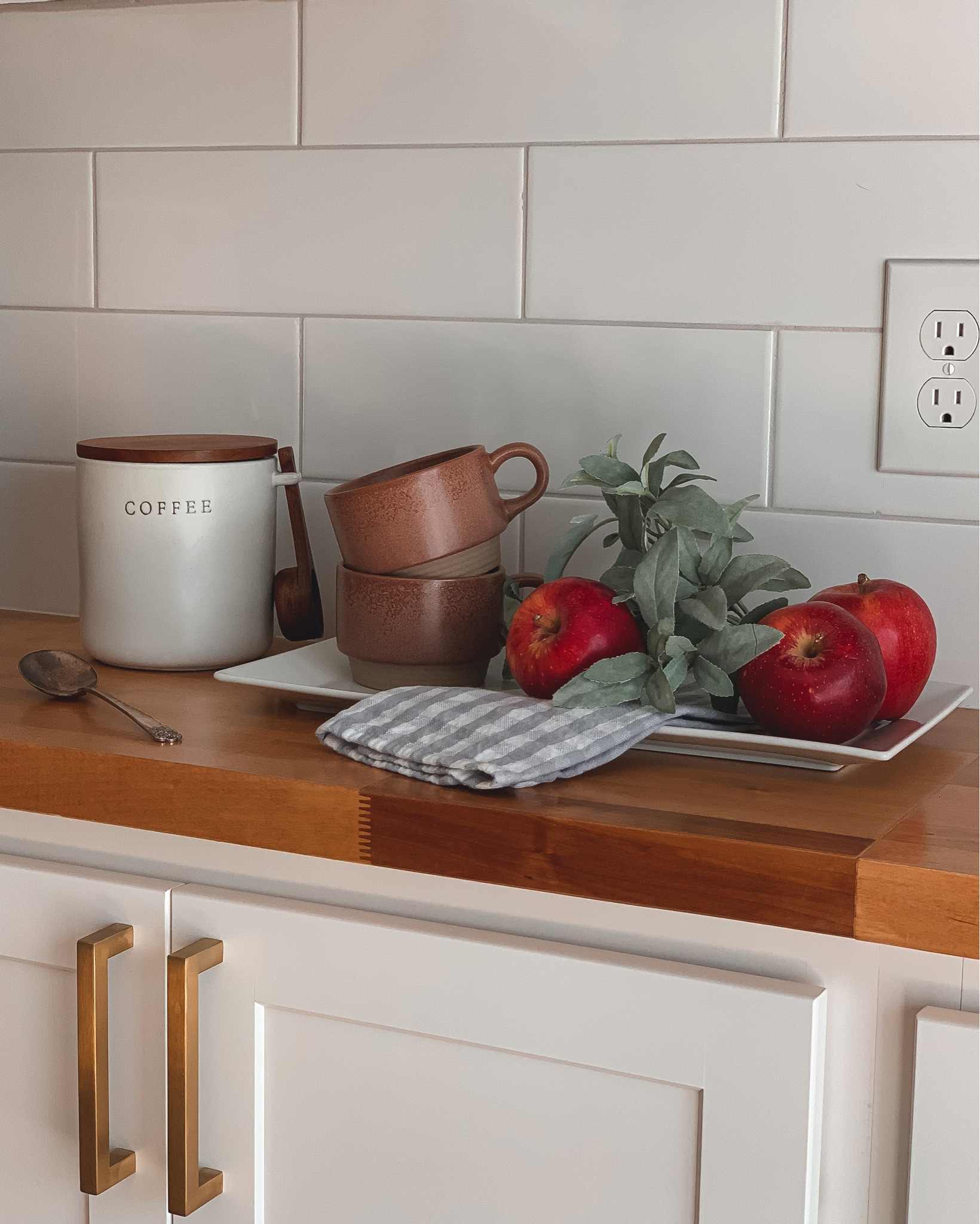 Easy Fall tray styling for your kitchen or coffee bar. #LTKfall




#LTKSeasonal #LTKstyletip #LTKhome