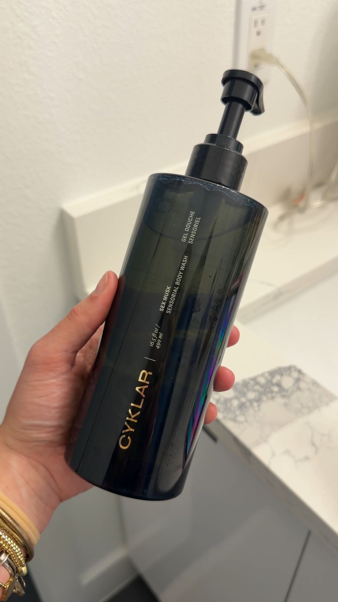 @CYKLAR A silky, luxurious oil-infused body wash that gently cleanses and nourishes the skin.
SKINCARE INGREDIENTS:

SODIUM PCA Part of skin’s natural moisturizing factor that improves hydration

FATTY ACID WATER Coconut in water-soluble form, naturally rich in essential fatty acids, that enhances the skin barrier

MULTI-OIL COMPLEX Softens and nourishes dry skin

GLYCERIN Humectant that locks in moisture