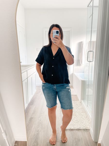 A linen top that I can rave about. This Quince black linen short sleeve top checked all the boxes for me. I am wearing a medium and it can easily be dressed up if you want. 