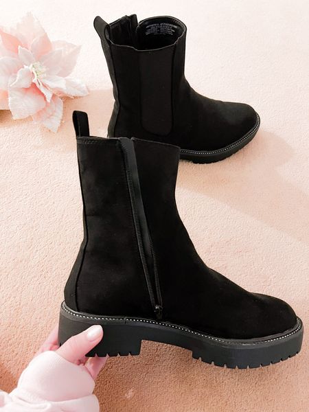 Festive black boots 


#LTKHoliday #LTKstyletip #LTKSeasonal
