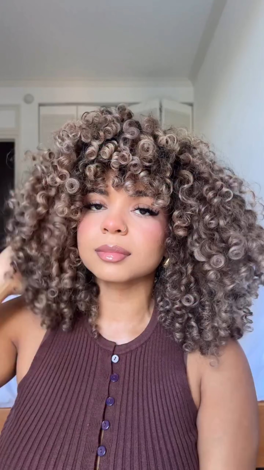 Grwm to explore 🌴🌞 doing a slightly light beat because LA heat is no joke! 

Products used:
@covergirl skin tint 44
@exocosmetics brushes + gloss in 90s baby 
@nyxcosmetics crazy lift brow glue & pen
@fentybeauty wattabrat highlight 
@dibsbeauty desert island blush contour stick in 2.5
@hudabeauty concealer sugar cookie & lip count our rich brown + powder in cherry blossom
@lorealparis 3 sec setting spray