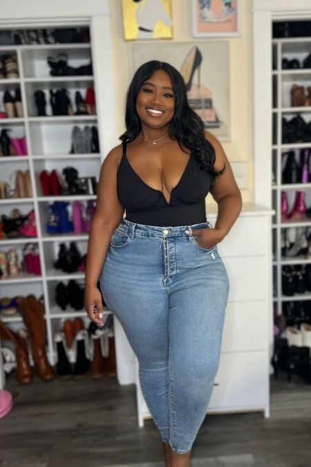 I am in love with this shaping bodysuit
Wearing: 2X
Jeans: 20