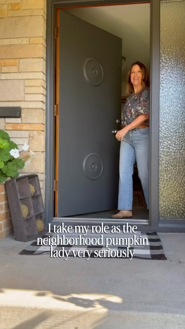 It all started with 2 seeds, and my front yard has grown into a huge pumpkin patch the length of my house. 

The neighborhood kids love it. And we’ve met so many neighbors walking by to take a look. We're not just growing pumpkins, but friendships & community. 🧡

My fall outfit runs tts.  I'm wearing an XS top and 26 jeans.