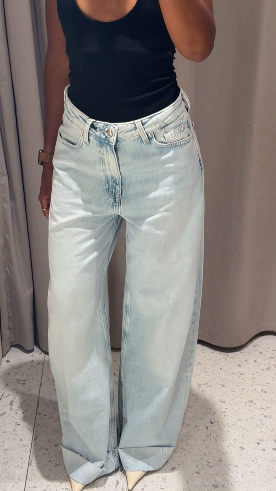 If you’re looking for an easy pair of light wash jeans 🤍 Wearing size EUR 34|5’2 for reference ✨
these Zara wide leg jeans are SO good. Relaxed, flattering and perfect for everyday outfits. Definitely a denim staple in my wardrobe 👖

#zara #ZaraJeans #ZaraDenim #WideLegJeans #LightWashDenim #PetiteStyle

#LTKjeans #LTKeurope #LTKpetite