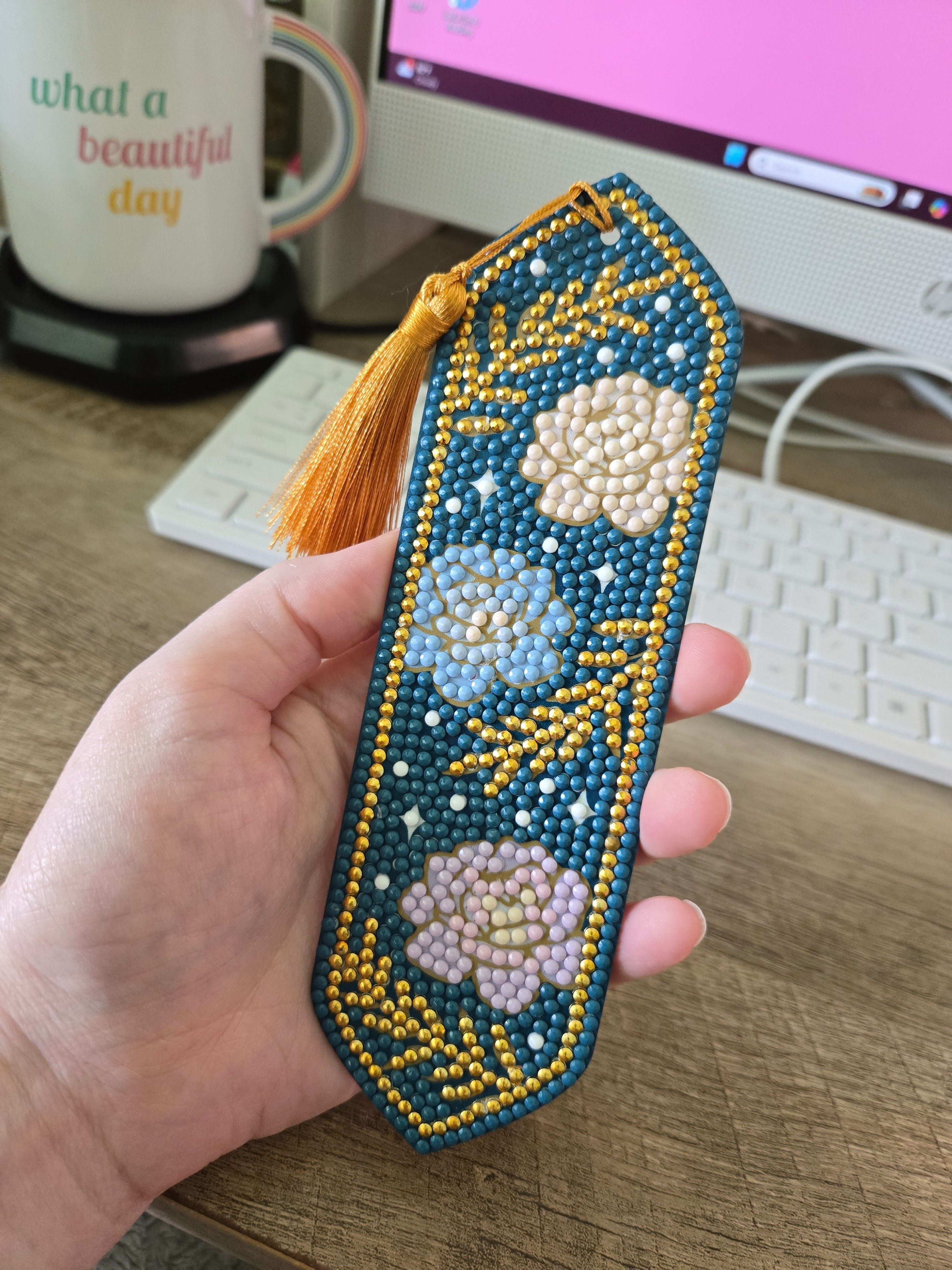 I finished my second diamond art bookmark 🩷

