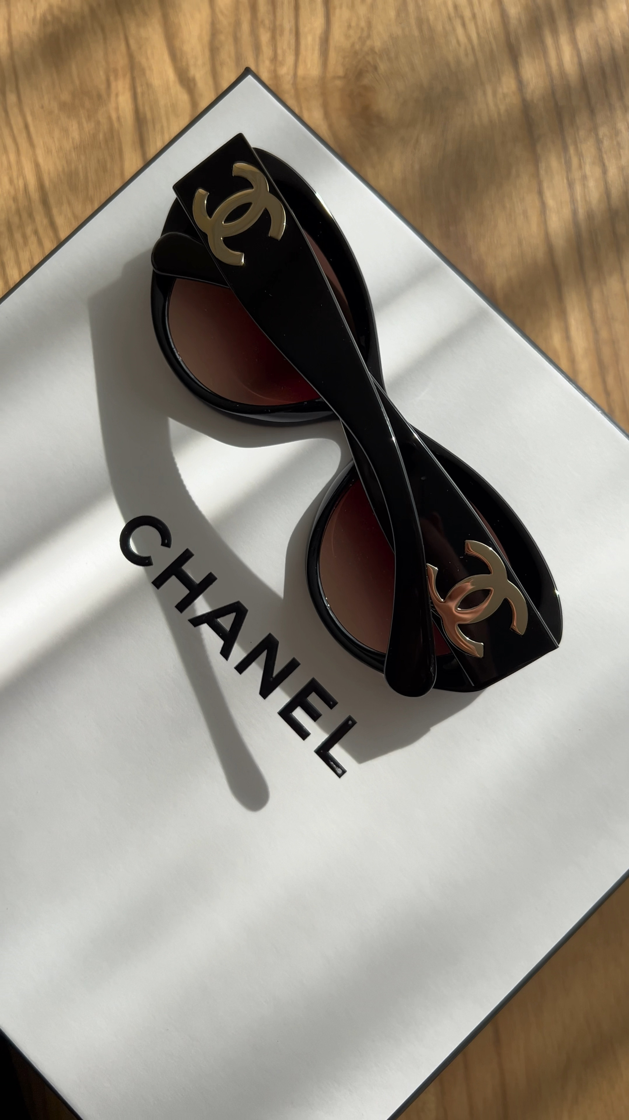 A little ASMR Chanel sunglasses unboxing

Tags:
Chanel Unboxing | ASMR Unboxing | black Chanel sunglasses with gold cc logo | Chanel sunglasses | sunglasses for summer | summer accessories | sunglasses | statement sunglasses 


#LTKSwim #LTKSeasonal #LTKTravel