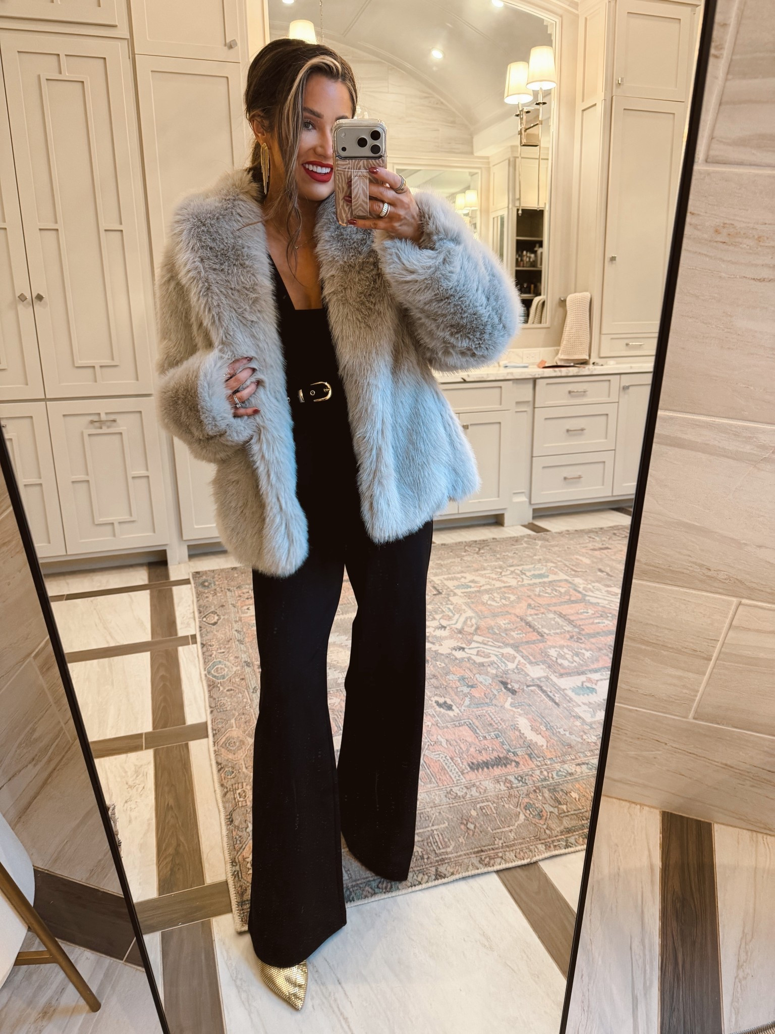 This holiday look to so cute & everything is on sale right now!

Blazer w/ belt - size M 
Pants- size S
Fur coat - size M

@Express, #DressToExpress, and #ExpressPartner