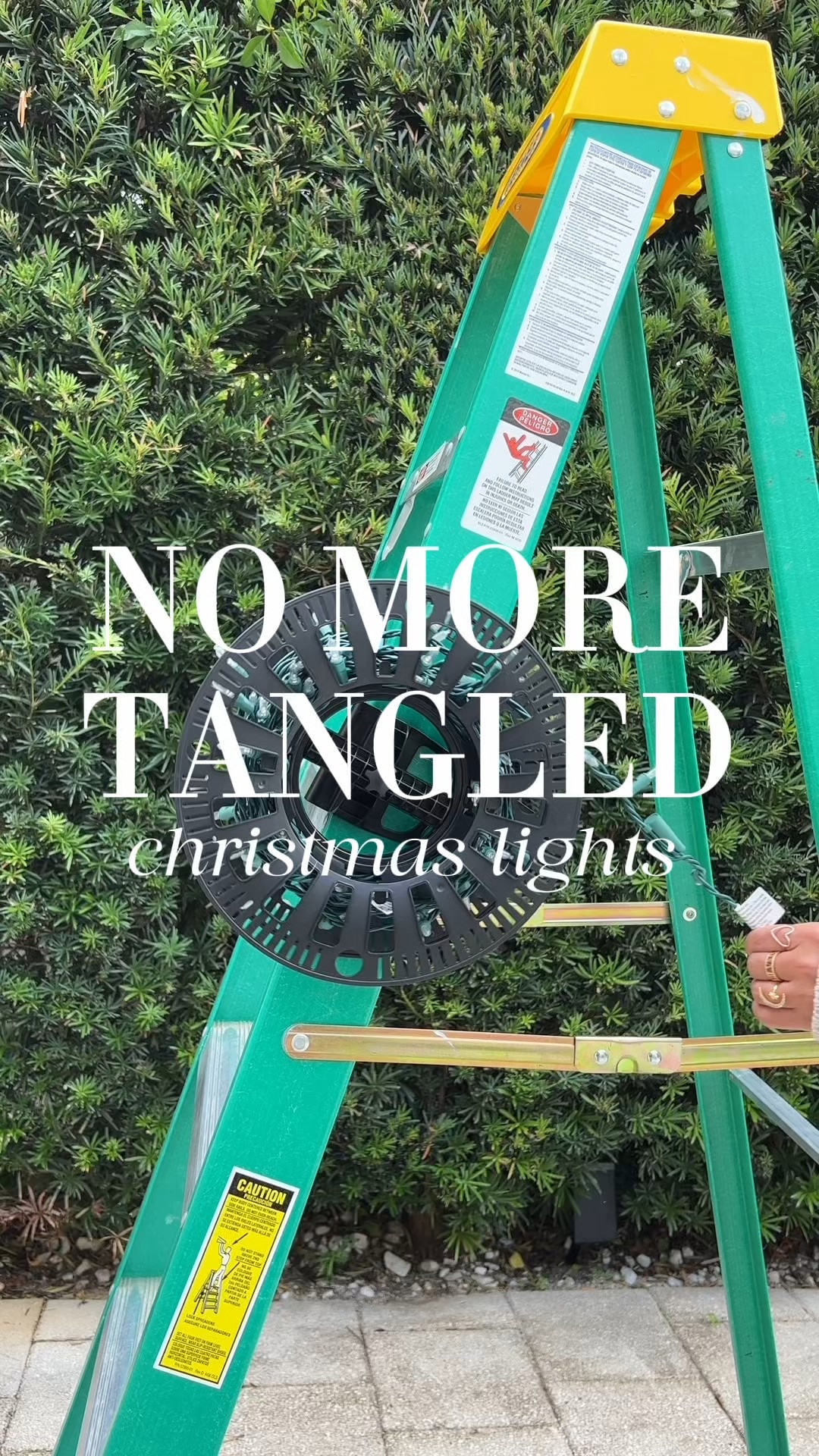 🎄✨ Say goodbye to tangled lights! This little gadget makes storing Christmas lights so much easier and saves so much time when it’s time to decorate again next year