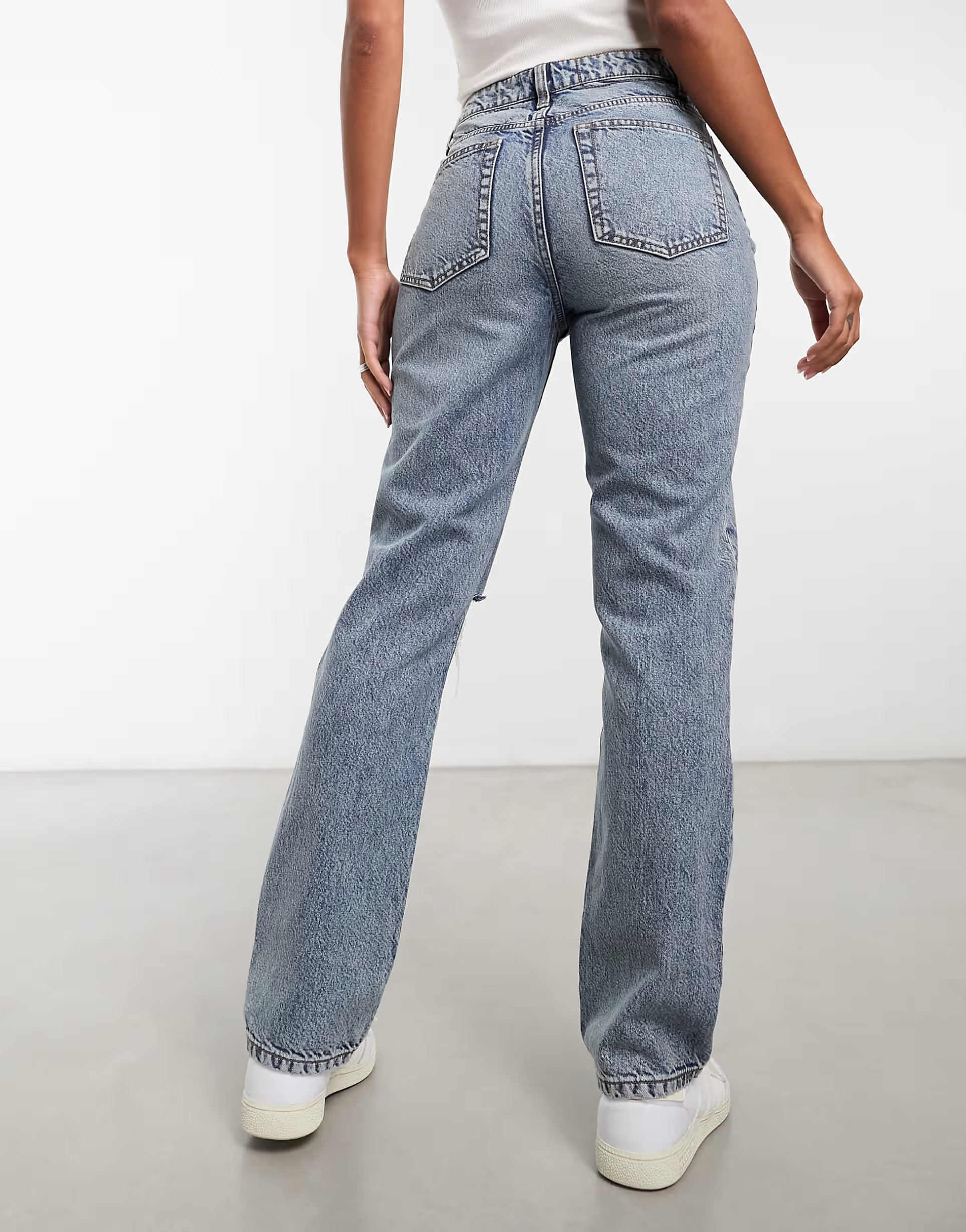 ASOS DESIGN 90’s straight jean with single knee rip in blue | ASOS (Global)