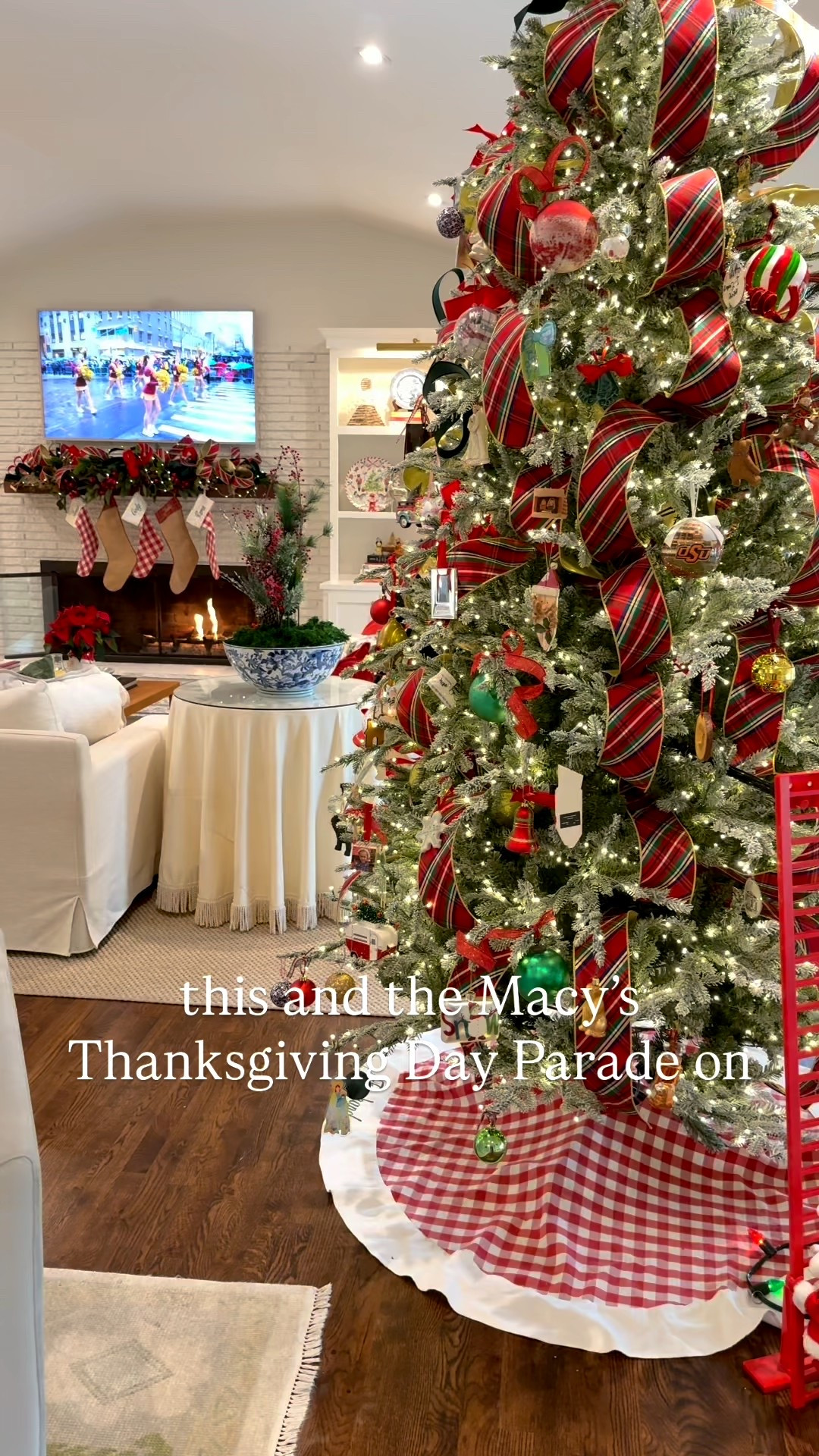 Everything you need for a magical Thanksgiving day morning! 

#macysparade #thanksgiving 