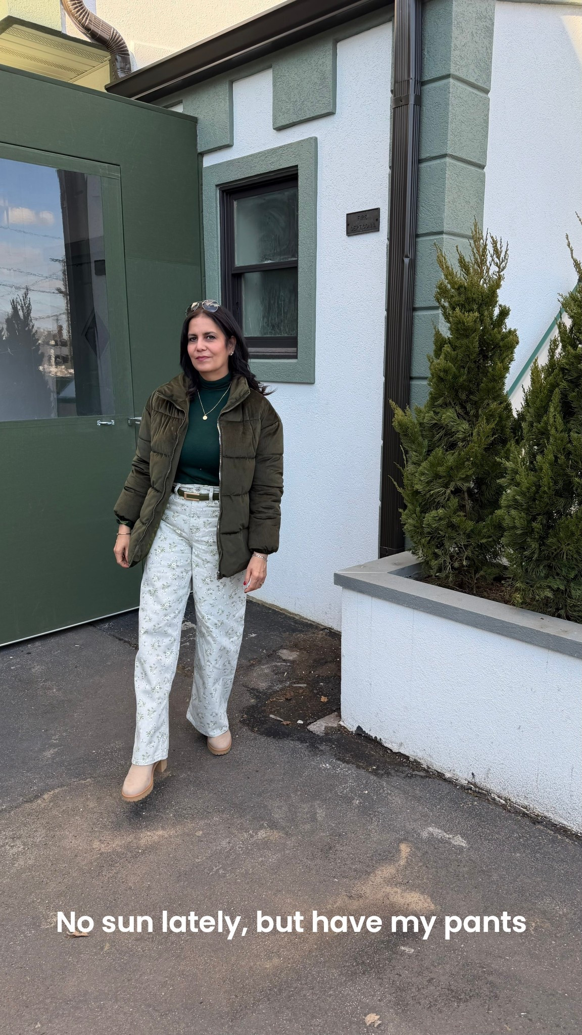 Necesito más vitamina C del sol ☀️ pero, que bueno que mis pantalones me recuerdan que pronto llegará la Primavera! 