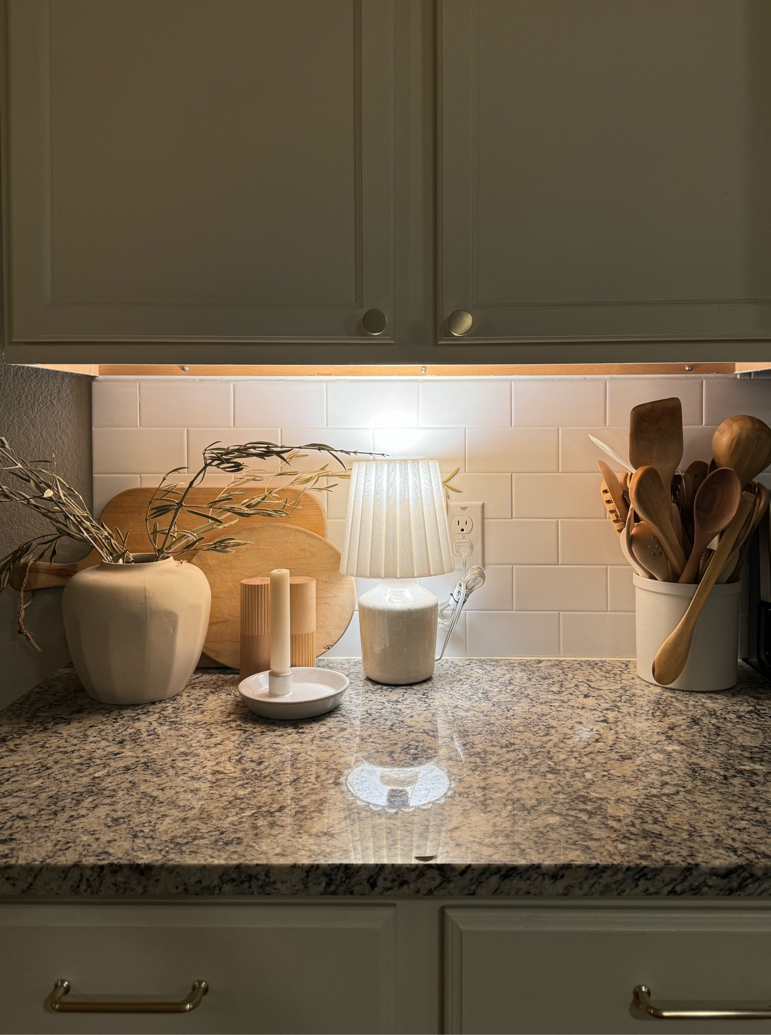 adding a mini lamp to your kitchen counter, makes everything feel so cute and darling✨