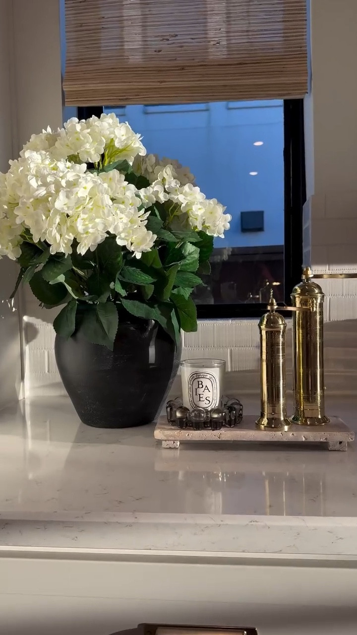 ✨ The most stunning hydrangeas and they are full! 🤍

Perfect for styling your countertops, entryway on top of your buffet, sideboard, or console tables. You can even place them outside in a potted planter for that fresh, blooming look! 🌸

👇 Tap the link below to shop and bring this beauty home!

#hydrangeas #homedecor #stylinginspo #homeaccents