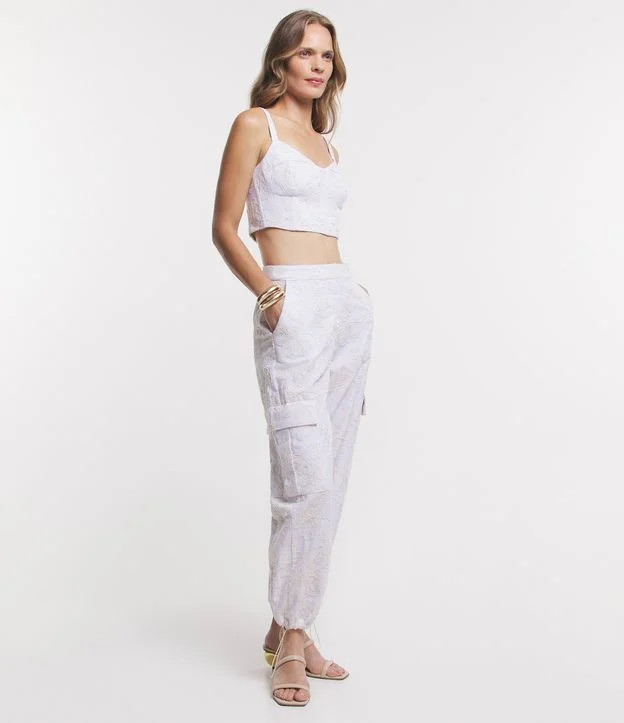 Blusa Sem Manga em Sarja com Textura e Bordado Floral Off White | Renner (BR)