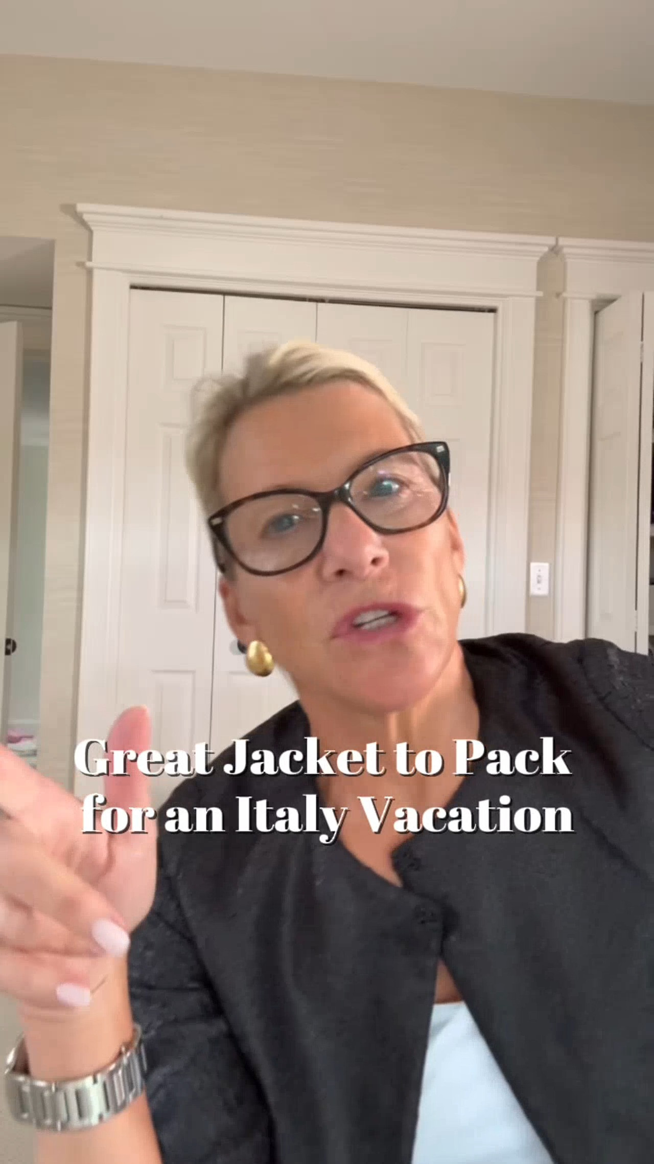 This is exactly the kind of piece I want in my suitcase for Italy. One classic jacket, two completely different looks, and suddenly I have two dinner outfits without packing anything extra. Cute, versatile, and VERY good for an overpacker like me. 

 