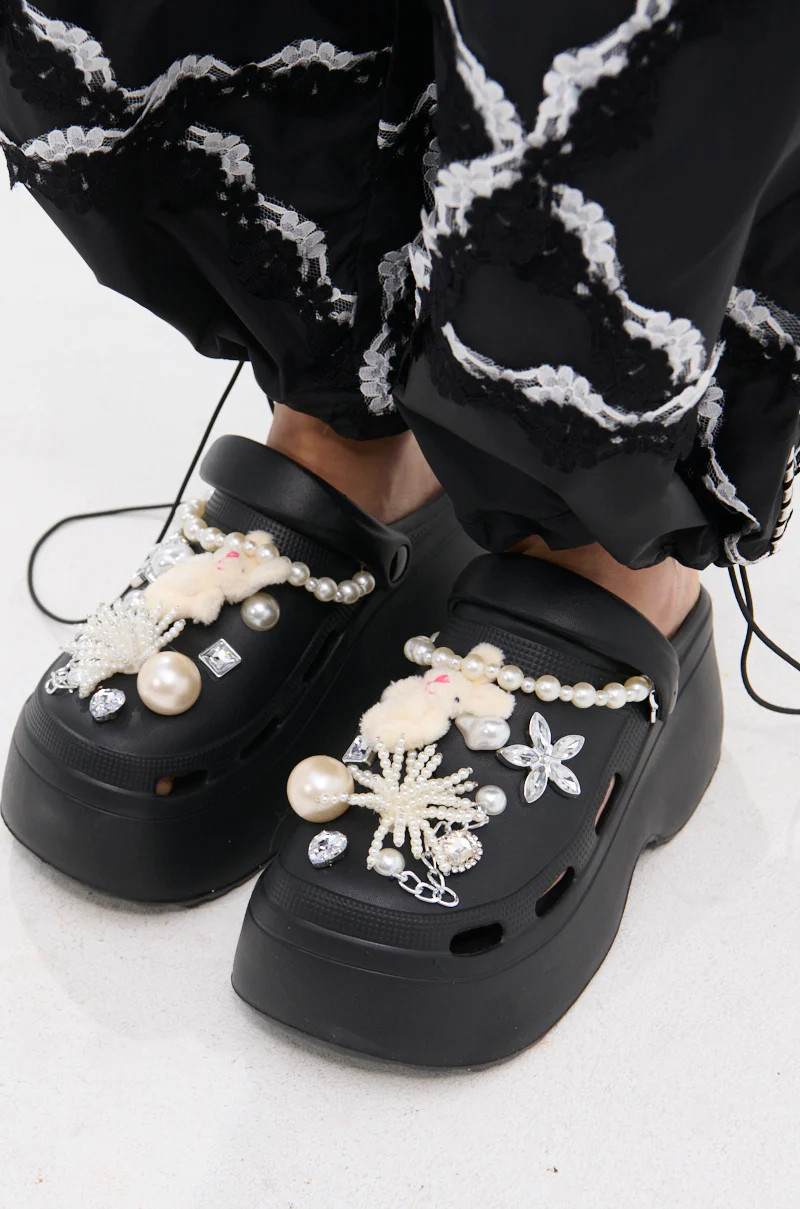 AKIRA Azalea Wang Davies Pearl Rhinestone Flat Shoes | Black | Size Large | AKIRA
