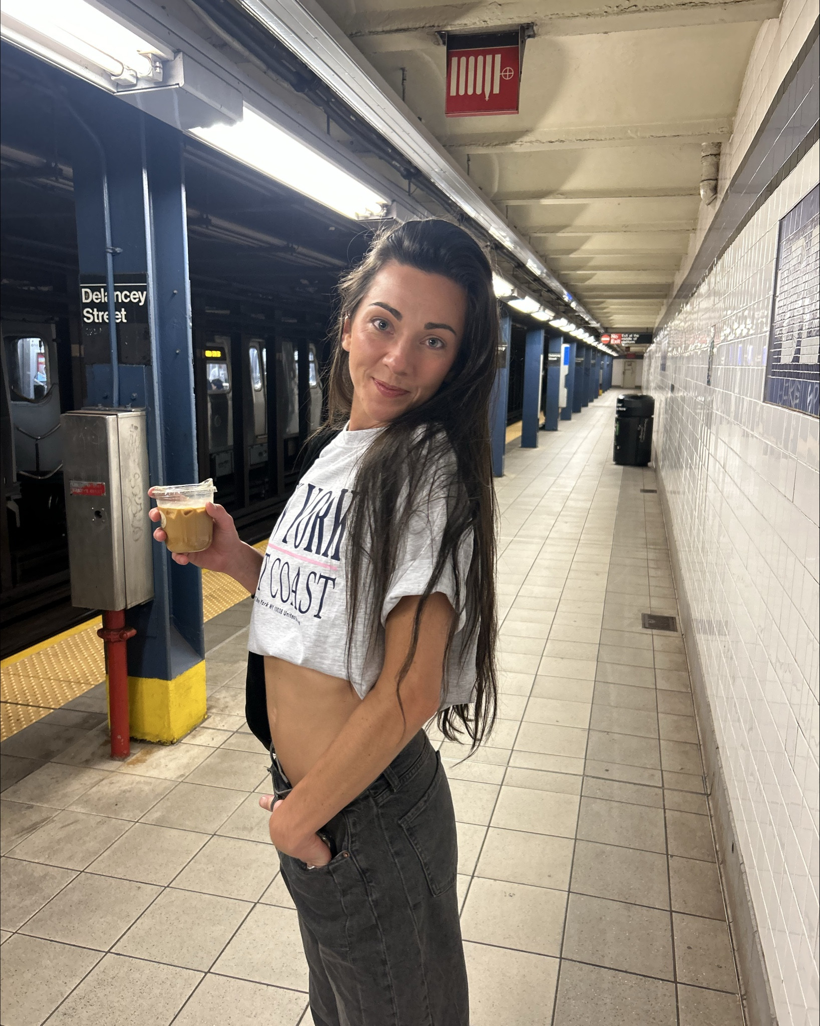 NYC coffee stroll 🤎
Barrel jeans + basic grey tee + my trusty 5030 sneakers = current city uniform.

Jeans, bag & sneakers linked.
Tee is Zara (older but i live in it).
