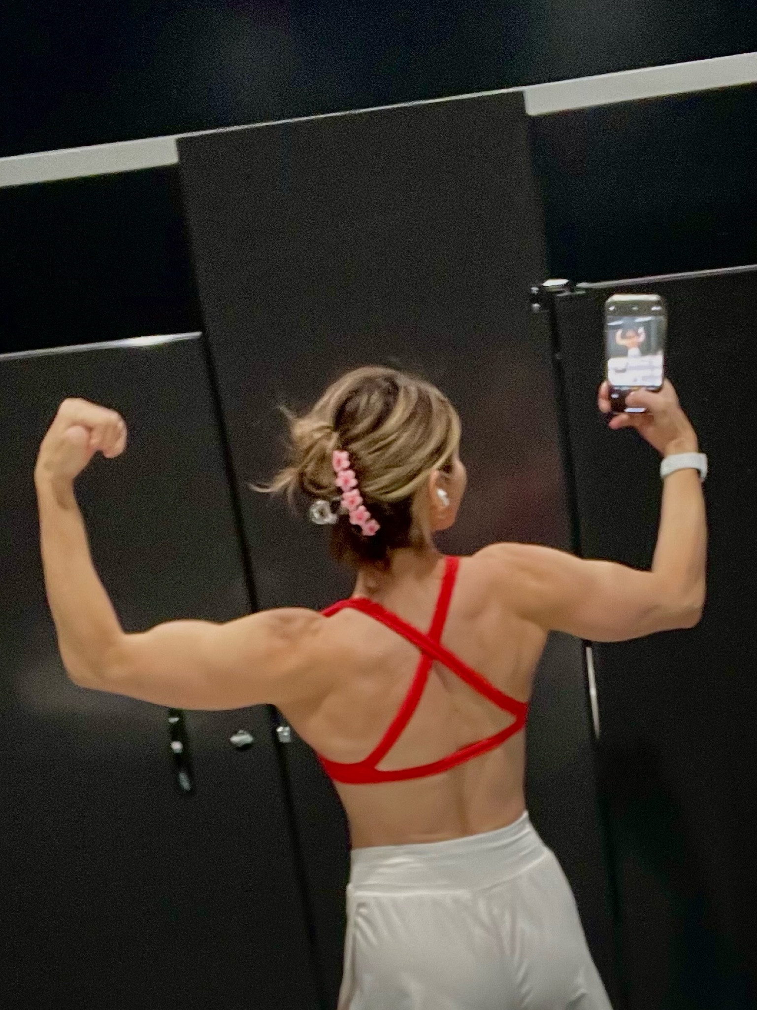 Cute workout clothes motivate me to workout 😂 I love the cross back detail of this sports bra 