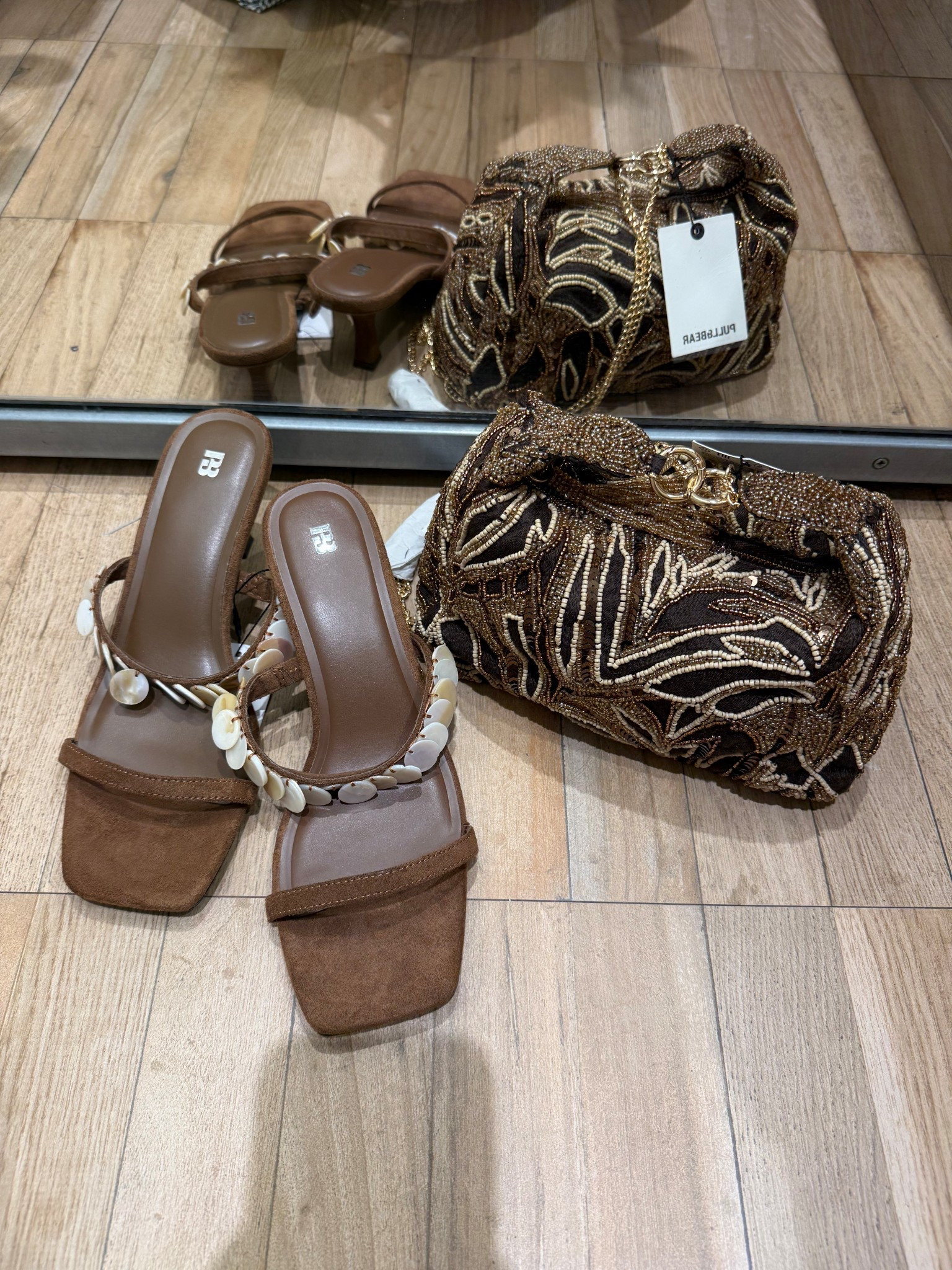 CHOCOLATE ACCESSORIES🍫
*sandals on first & second link
#pullandbearcommunity
AD
Tags: beaded heel heeled sandals embellished strap clutch bag accessory summer elevated statement outfit style holiday vacation 

#LTKshoes #LTKbag #LTKsummer