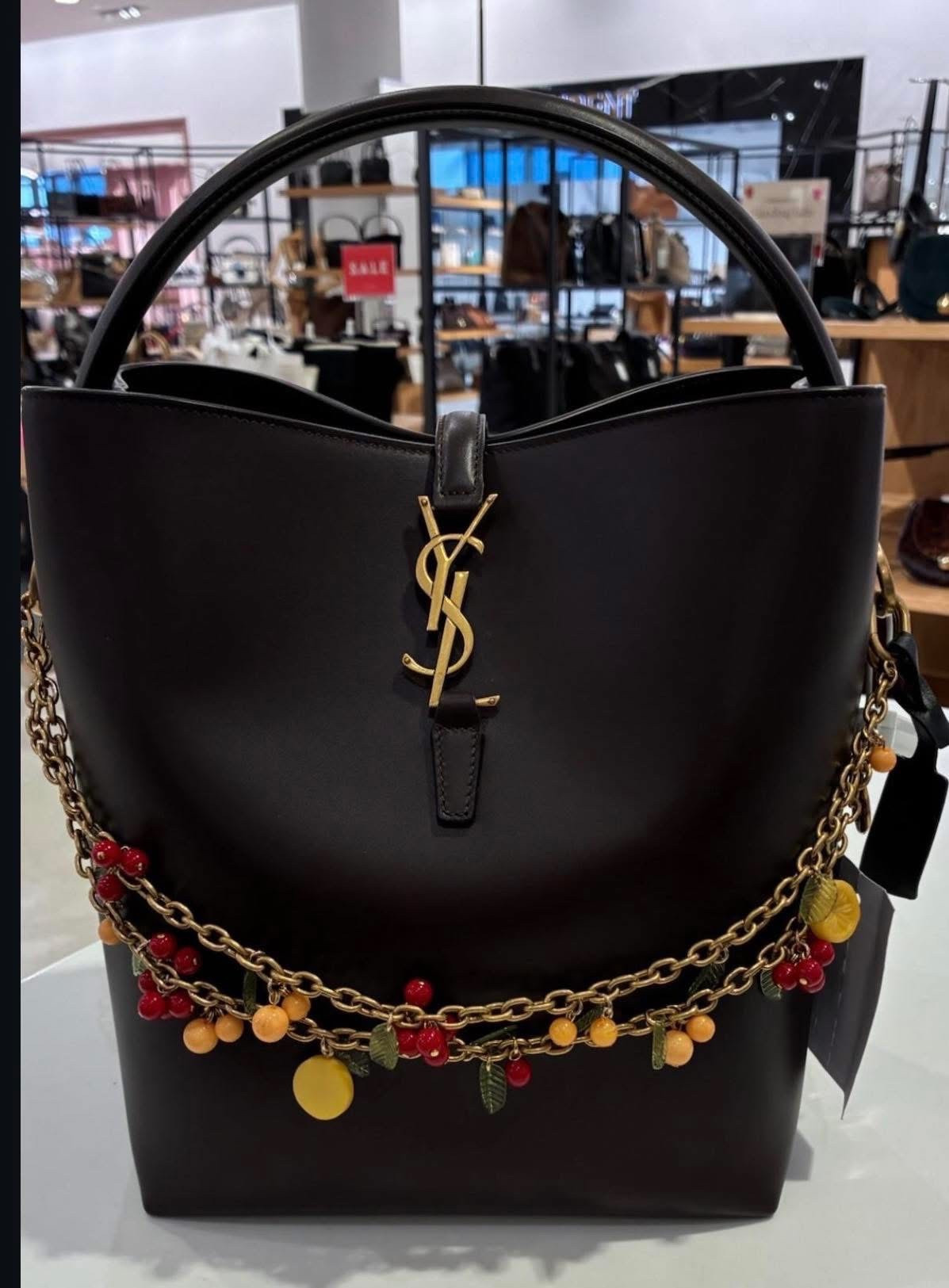 💃 Ladies… bag charms – chic or tacky?

🌺 Are we elevating our bags or overdoing it? ✨

🖤 I just spotted this YSL charm and honestly… it’s giving GLAM. The perfect little extra without doing too much.

🤩 Ready to upgrade your bag game?

👜 Shop the bag 👉 https://bit.ly/4rJ42gl
✨ Shop the charm 👉 https://bit.ly/4crfQiU

Because sometimes… it’s the little details that make the whole look. 💅💫