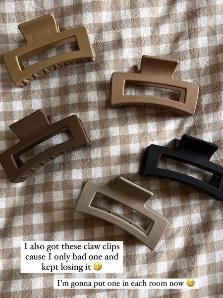 Some cute claw clips in a bunch of neutral colors 🤎 set of 6 but I was already wearing one of them 🤭 

#amazonfind