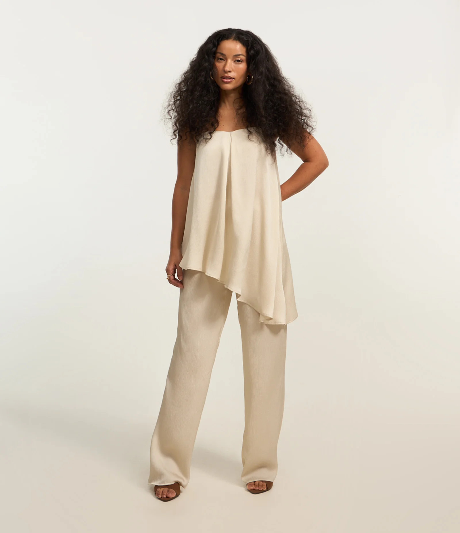 Calça Reta em Crepe Texturizado e Cós Elástico Bege - Lojas Renner | Renner (BR)