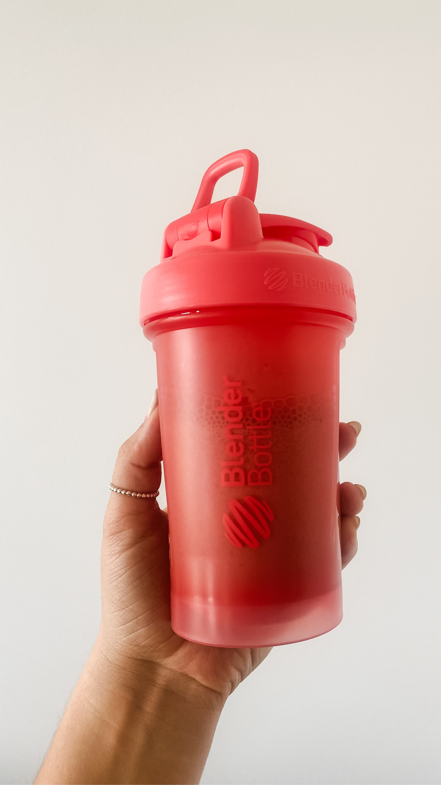 Mini blender bottle coming in handy 🤤🫶🏼✨
•
•
•
#blenderbottle #proteinshake #lifestylecontent #contentcreator #ltkfitness

#LTKsalealert #LTKfitness #LTKtravel