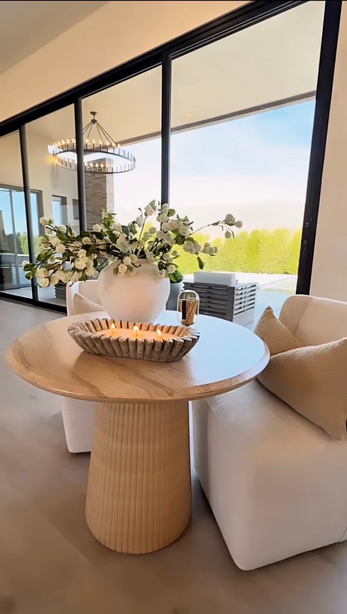 I’m so ready for the light, airy season 🤍
Florals, marble, fluted details, layered textures… it’s all in the little things.

spring dining room decor
scalloped marble bowl
fluted pedestal table
designer inspired dining chairs
light and airy home decor

#summerthompsonstyles


#LTKU #LTKHome #LTKdayinmylife