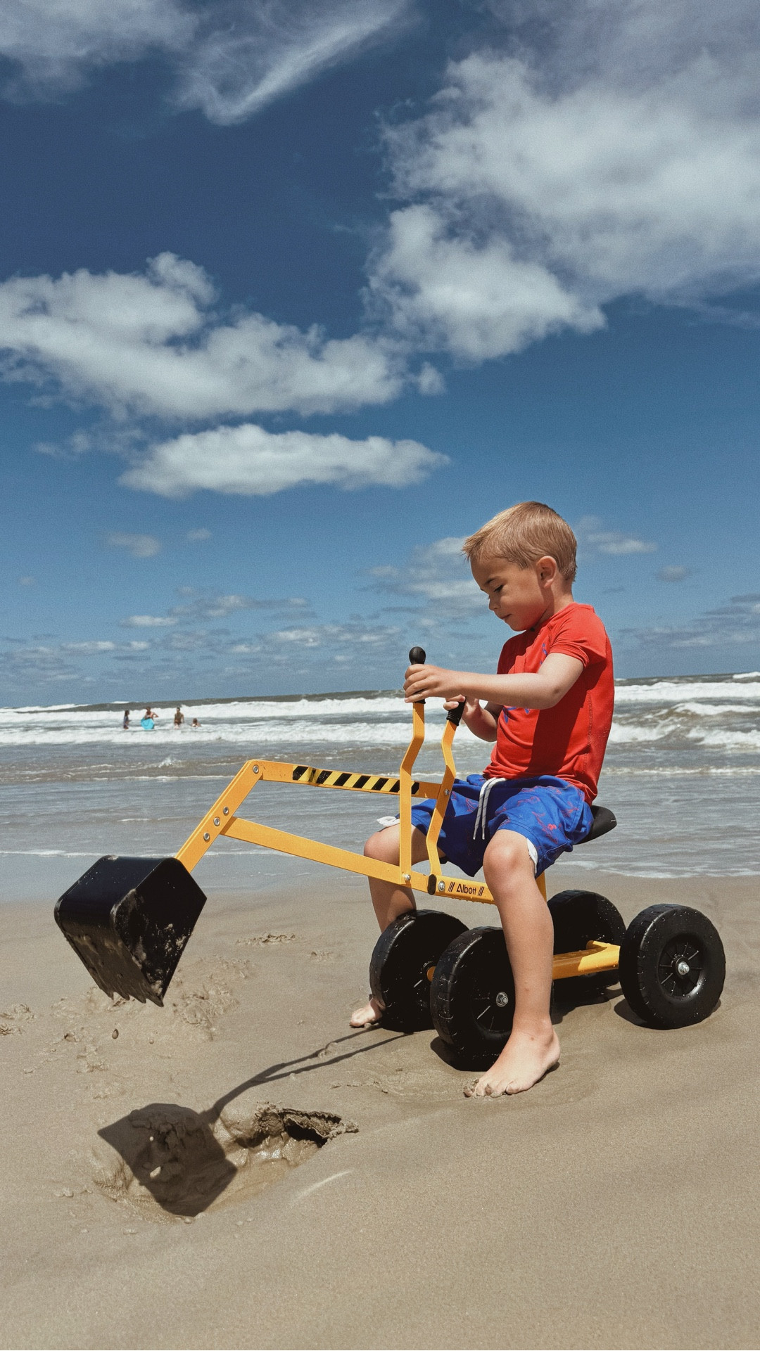 his new favorite sand toy 🫶🏼