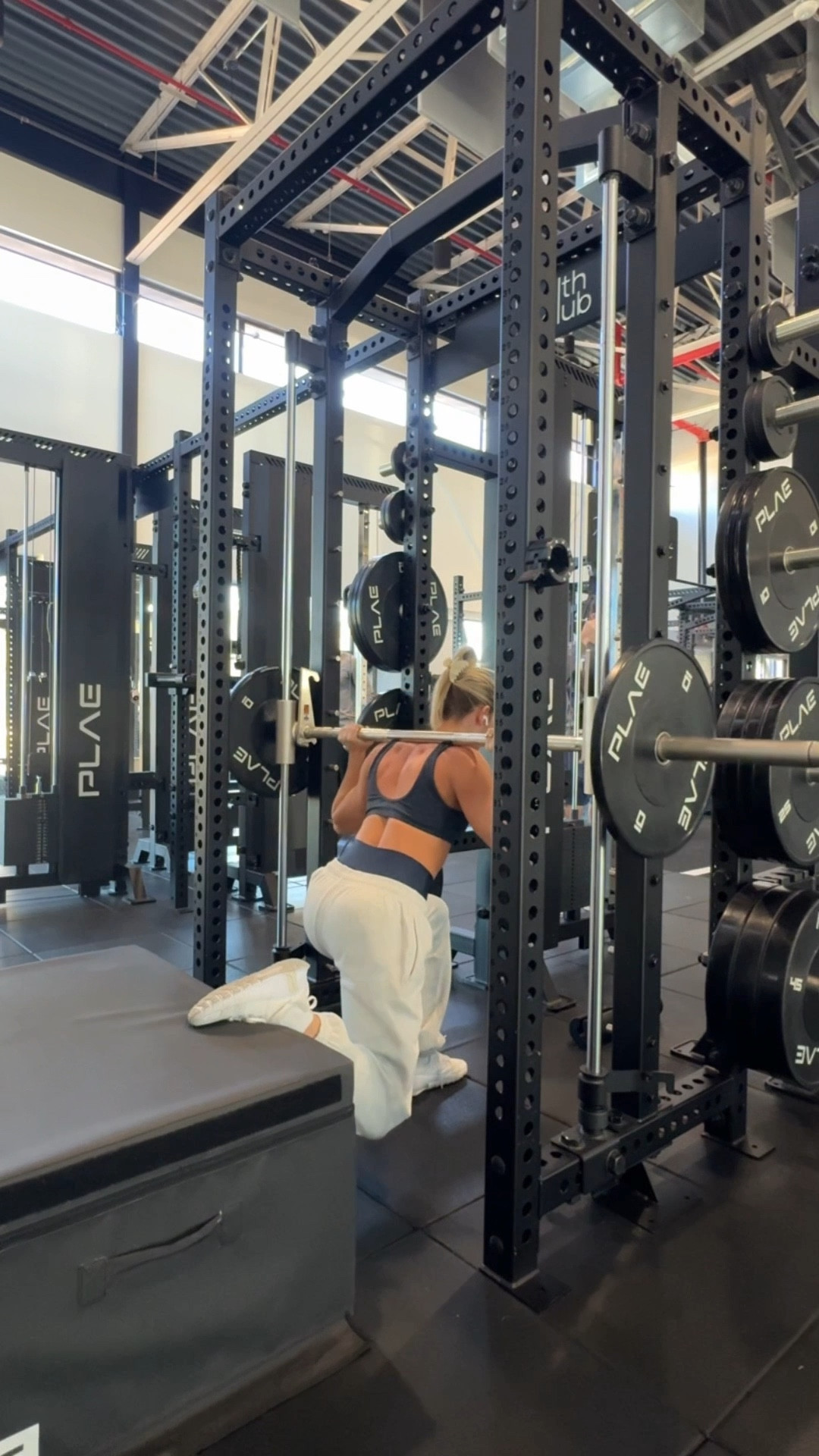 Wearing size S set sports bra (it’s old so I’m not sure if they sell this style), size XS alo airlift leggings and size S oner sweatpants 💙