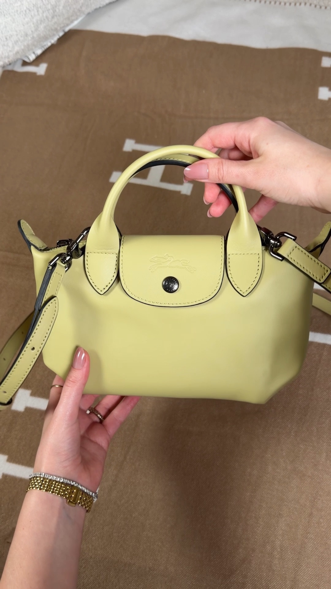 I’m calling it, this is the it bag for spring 💚 Comment BAG & I’ll dm you the link! 

Unboxing my new Longchamp Le Pliage Xtra 😍 this is the Le Pliage in all leather instead of nylon and she is a beauty. This is the extra small size in the color pistachio which is the perfect shade of pastel green for spring and summer 💚