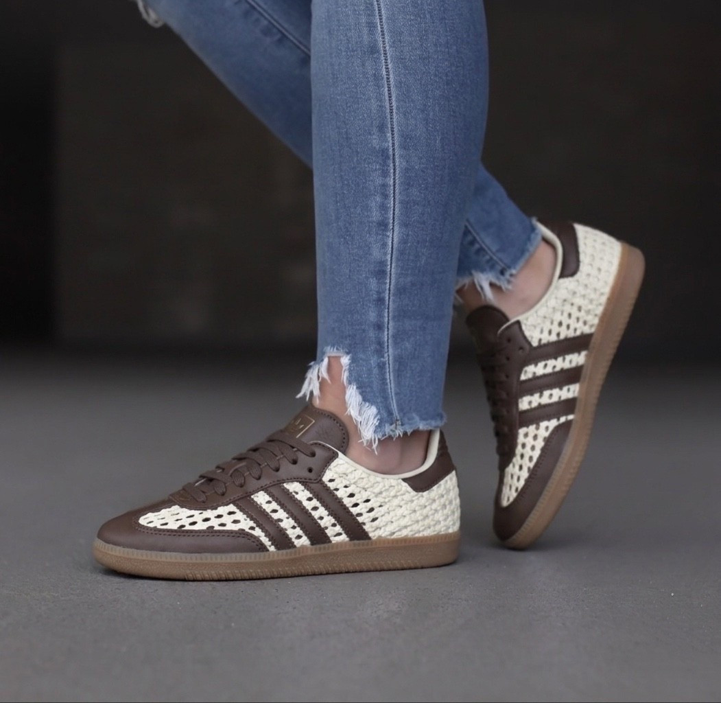 Samba og sneakers run a half size big. Cream white / earth strata / gold metallic 