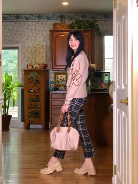 Giving the cute abstract floral sweater from last week’s post a preppy twist with classic plaid cropped pants and these unbelievably comfy loafers!


#LTKstyletip #LTKshoecrush