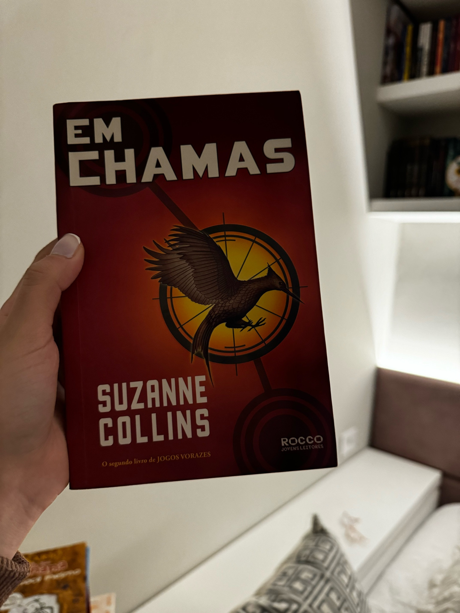 "Depois da improvável e inusitada vitória de Katniss Everdeen e Peeta Mellark nos últimos Jogos Vorazes, algo parece ter mudado para sempre em Panem. Aqui e ali, distúrbios e agitações nos distritos dão sinais de que uma revolta é iminente. Katniss e Peeta, representantes do paupérrimo Distrito 12, não apenas venceram os Jogos, mas ridicularizaram o governo e conseguiram fazer todos – incluindo o próprio Peeta – acreditarem que são um casal apaixonado. A confusão na cabeça de Katniss não é menor do que a das ruas. Em meio ao turbilhão, ela pensa cada vez mais em seu melhor amigo, o jovem caçador Gale, mas é obrigada a fingir que o romance com Peeta é real. Já o governo parece especialmente preocupado com a influência que os dois adolescente vitoriosos – transformados em verdadeiros ídolos nacionais – podem ter na população. Por isso, existem planos especiais para mantê-los sob controle, mesmo que isso signifique forçá-los a lutar novamente.”

#LTKover50style #LTKgiftguide #LTKstyletip