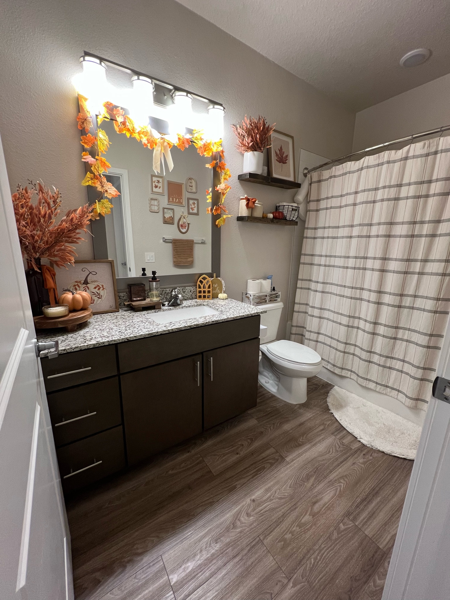 Fall Bathroom Inspo 🍂

The small fall decor is from Hobby Lobby, check stores near you or online I can’t link the items 🥲

#LTKSeasonal #LTKFallSale #LTKHome