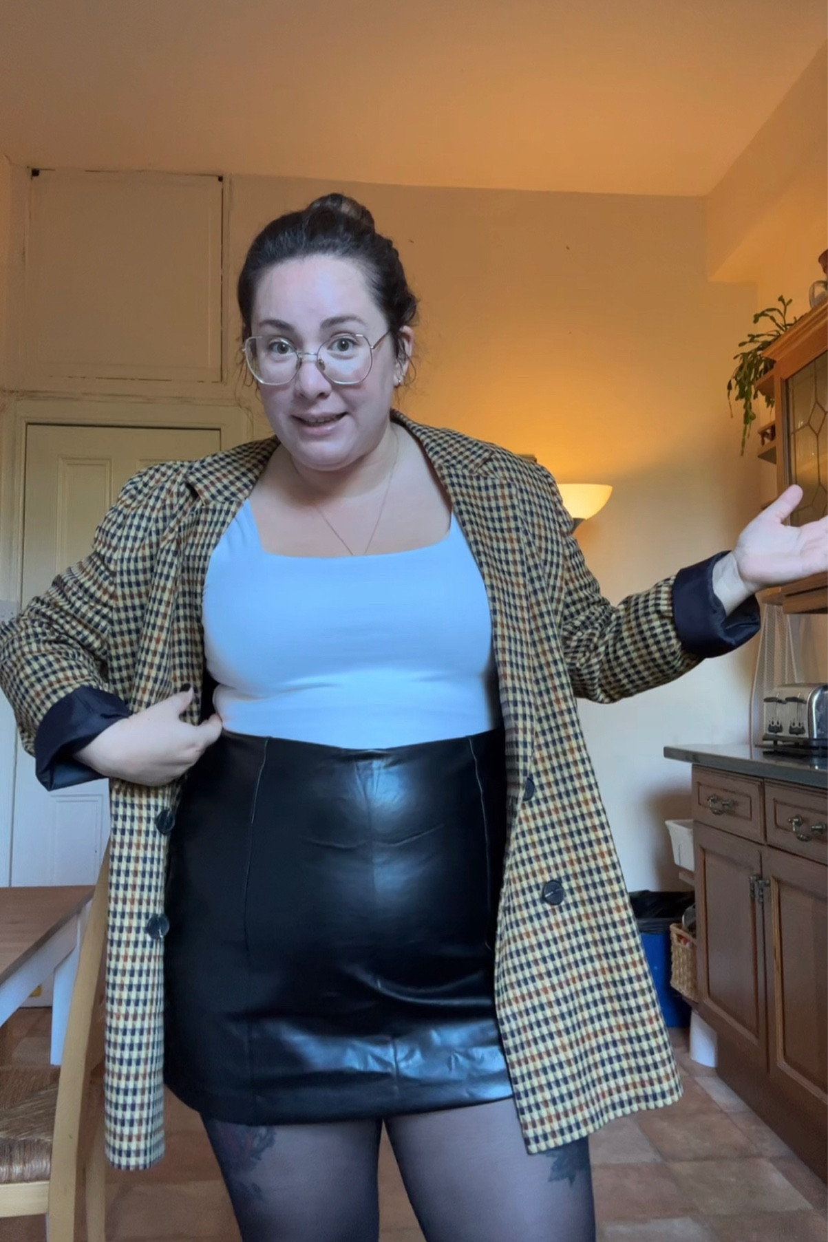 I’m so sorry but this skirt isn’t available in black! It was bought in the UK in store so ….  