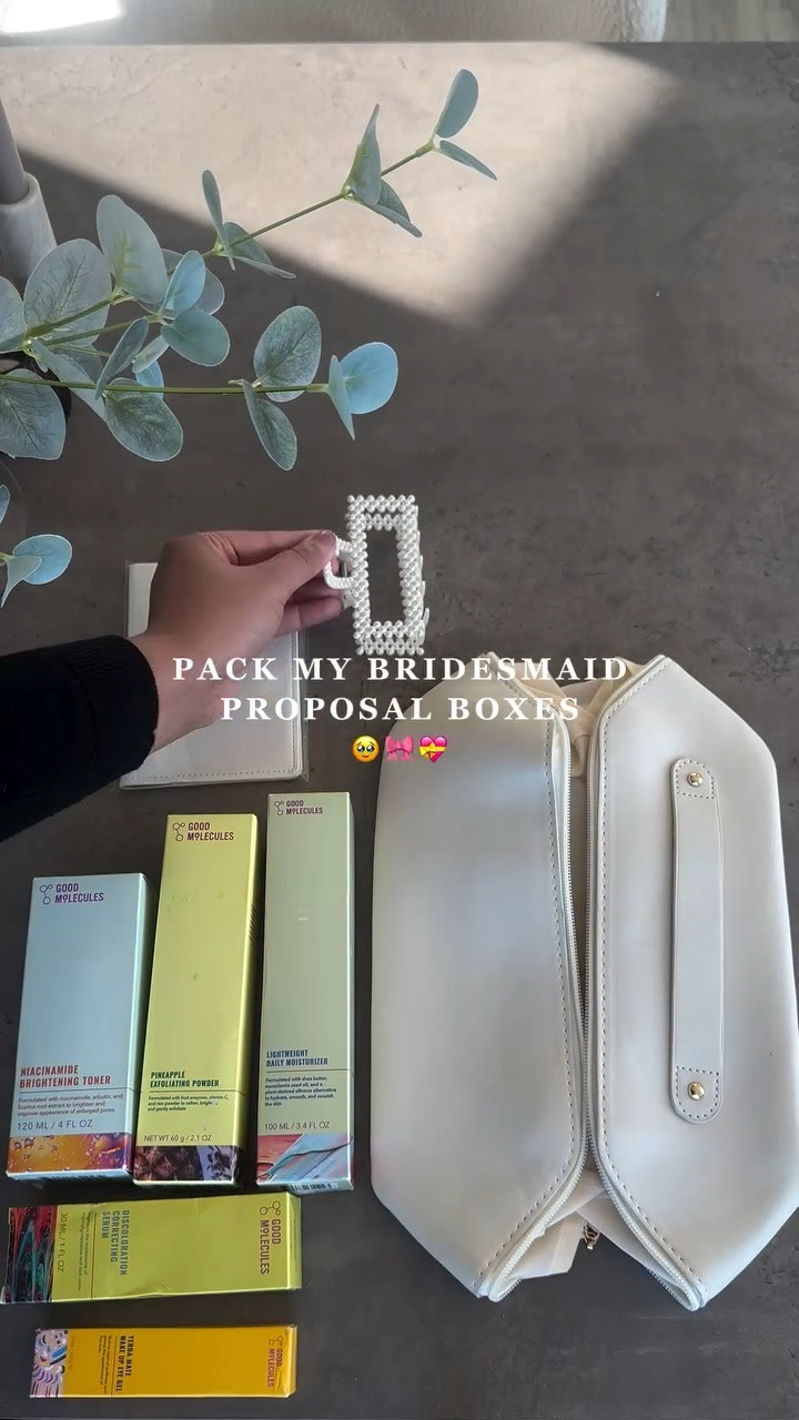 POV: your love language is gift giving💝 

I absolutely LOVED putting together my bridesmaid proposal boxes. I tried to ensure my gifts were practical and CUTE! 

My bridesmaids live across 2 different states & 4 different countries 😭 so it also had to be shipping-friendly. Otherwise, I would’ve totally included mini champagne 🍾

The countdown is now on until all of my girls can be in the same place for the first time ever💝

Should I post my fiancé’s groomsman proposal boxes too? 🥃

•••

bridesmaid inspo • wedding gifts • affordable wedding • luxury wedding • affordable skincare • holiday gift guide • wedding trends • 2024 wedding • black and white
#bridesmaids #bridesmaidproposalbox #bridesmaidproposal #weddingtrends #weddinginspo #becomingtheballadins