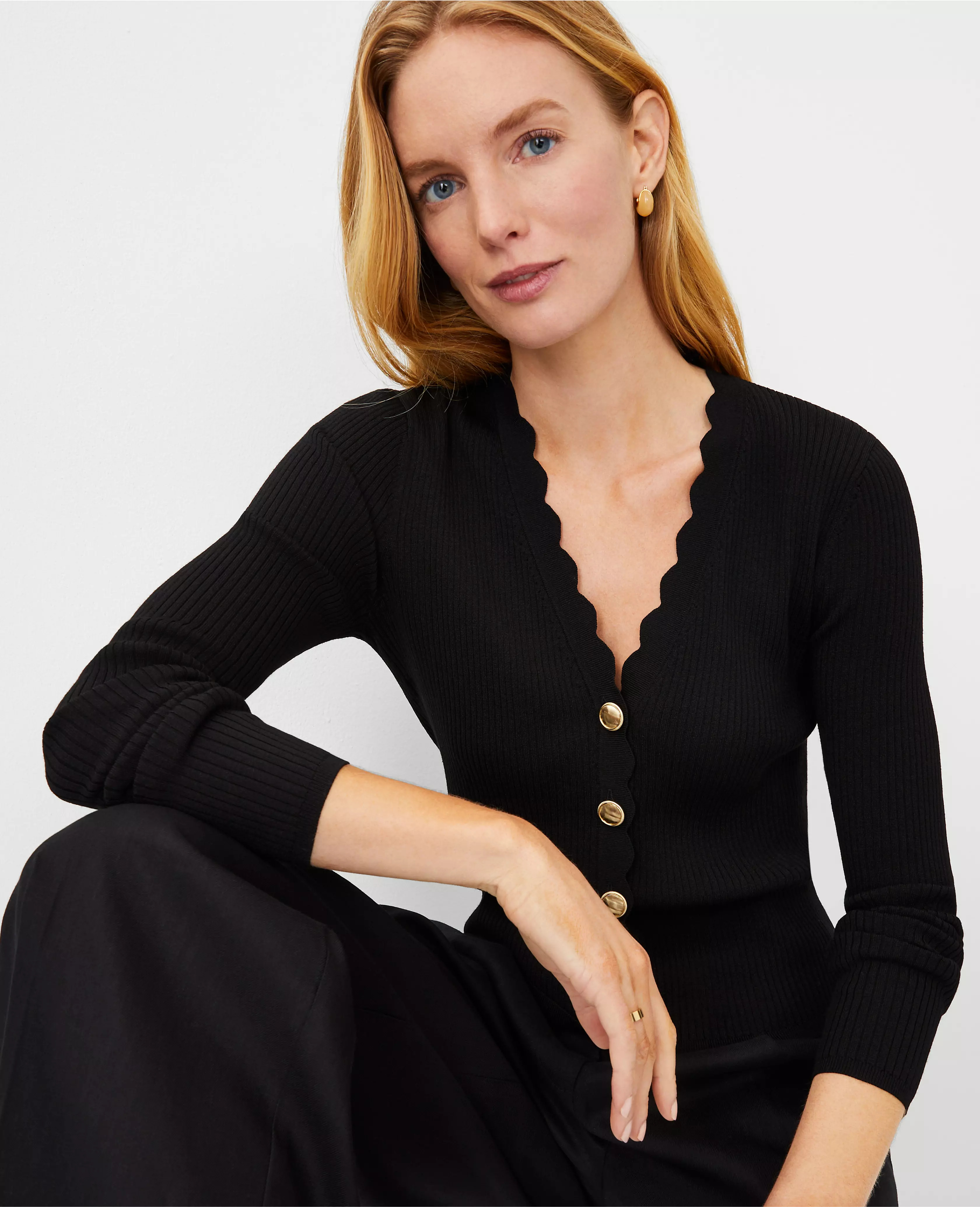 Scalloped Ribbed V-Neck Cardigan | Ann Taylor (US)