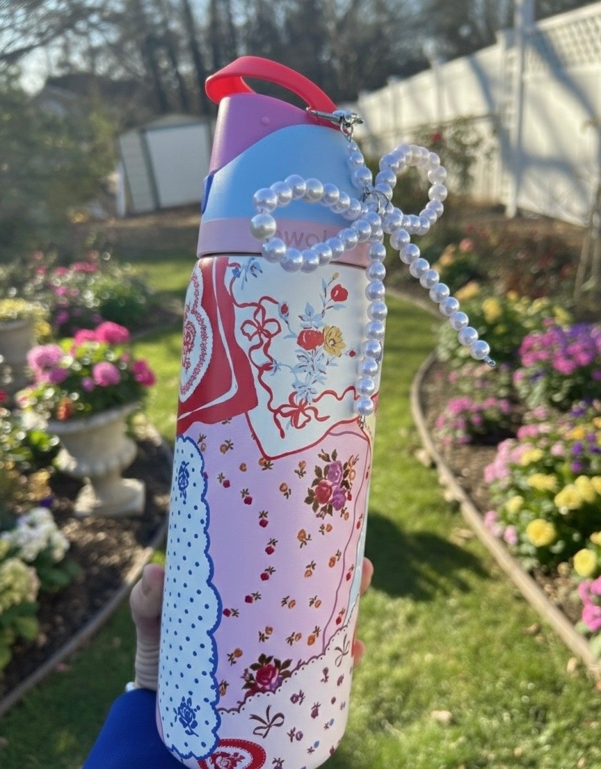 The cutest water bottle! That reminds me of sitting in a French cafe on a nice day! Looks vintage too! I love it! Get yours today! Would make a great Valentine’s Day gift💕🥖

#LTKActive #LTKTravel #LTKValentine