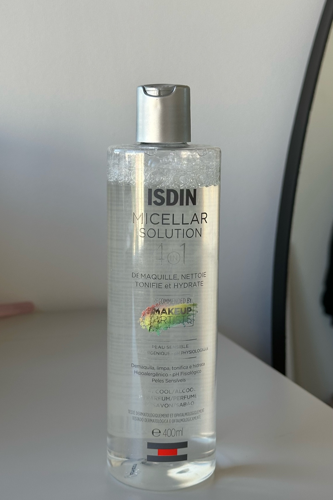 Demaquilante para todos os tipos de pele. Com função 4 em 1, ISDIN Micellar Solution limpa, demaquila, hidrata e tonifica. 
