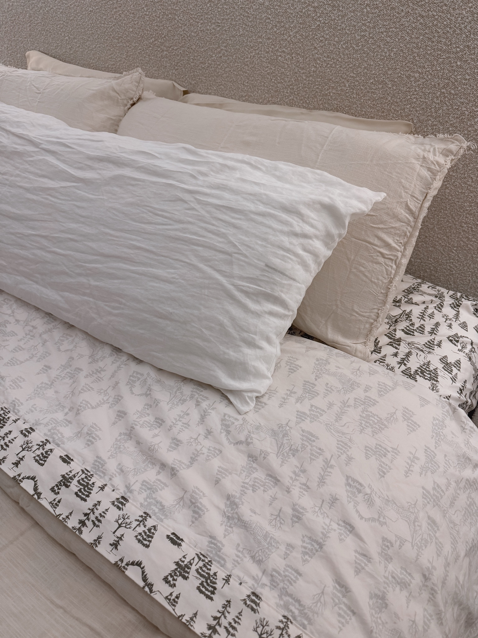 caved and got some holiday bedding 🌲✨ 

#LTKSeasonal #LTKHoliday #LTKHome