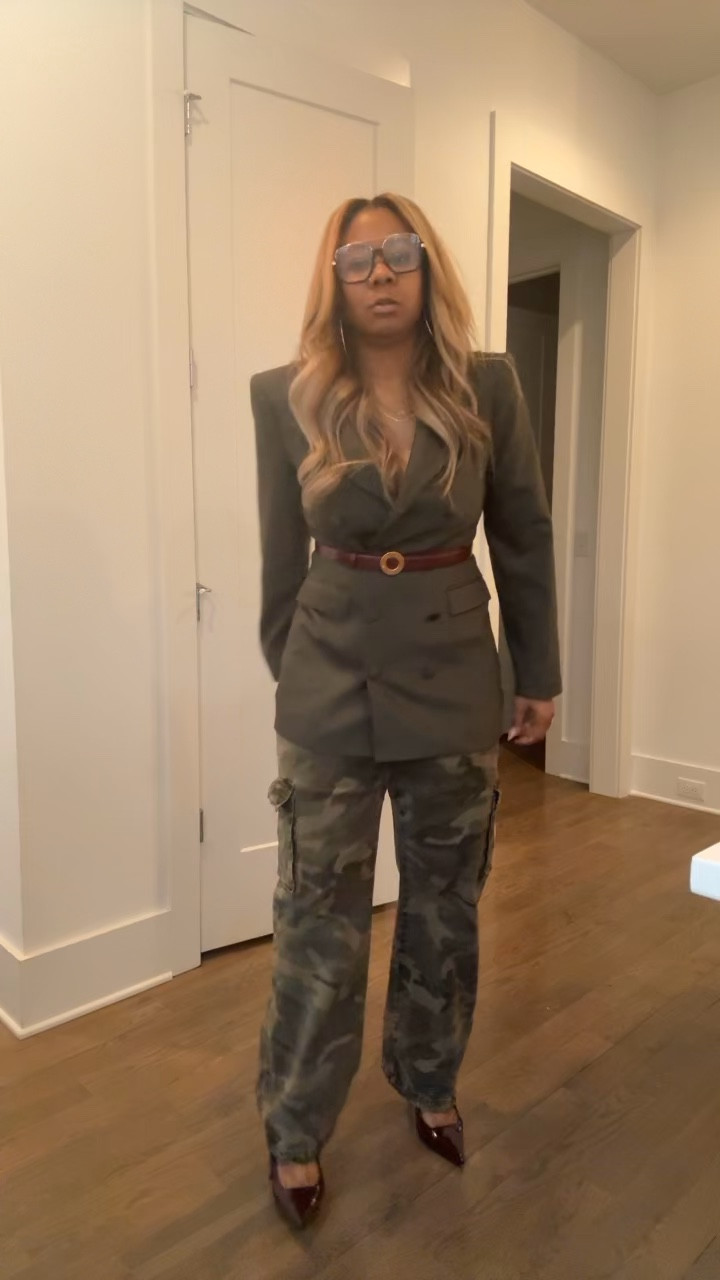 Let’s have a good week!!!!! Starting this week’s lady outfits off mixin and matching. Blazer is from Nakedwardrobe, pants are from @abercrombie , shoes are from @amazonfindsandfashion 

#LTKootd #LTKWorkwear #LTKgrwm