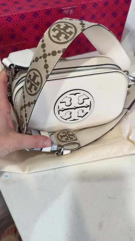 New Tory Burch cross body cream camera bag 

Follow my shop @JillCalo on the @shop.LTK app to shop this post and get my exclusive app-only content!

#liketkit #LTKGiftGuide #LTKsalealert #LTKitbag
@shop.ltk
https://liketk.it/4rkBb

#LTKsalealert #LTKGiftGuide #LTKitbag