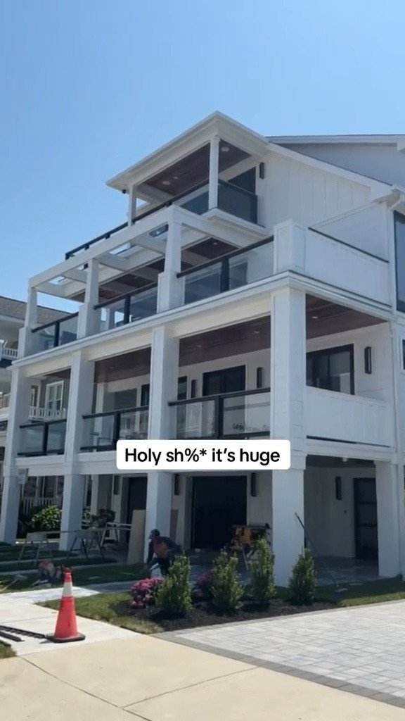 Linking things in my viral beach house! Let me know if you can’t find anything :)