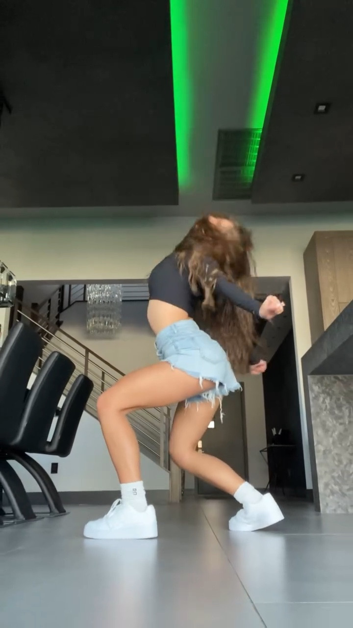 First dance vid back home! Used a new waver on my hair and love how it turned out! 
Dc: @kellysweeney1 👏🏼

#tatemcrae #dance #dancers #dancevideos

#LTKStyleTip #LTKActive #LTKBeauty