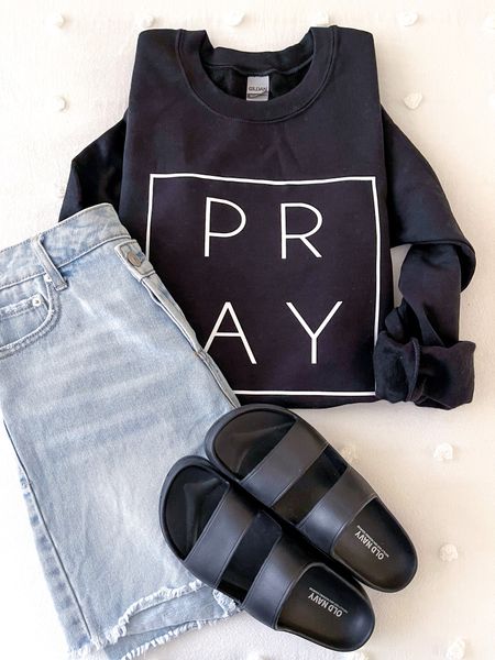 Another great Etsy find! Love this shirt and the message! I sized up for a looser fit! Very good quality, soft and comfortable. Great for traveling! I wore it on a long flight and it kept me warm and cozy. 





Pray sweatshirt
Etsy shirt
Travel outfit 